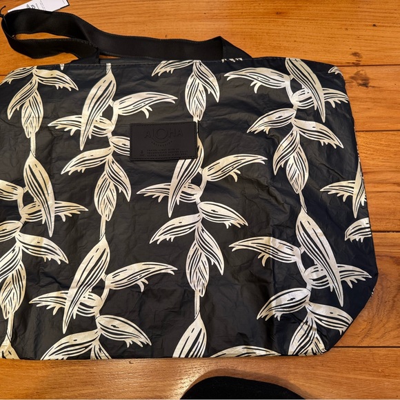 Aloha travel day tripper bag and small clutch NWT - Picture 4 of 7